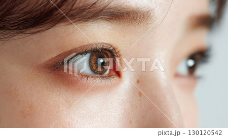 女性の目元 女性の目元 130120542