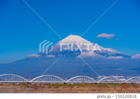 【静岡県】富士川水管橋の向こうに富士山 130120818