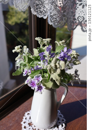 出窓に庭の花を生ける 出窓に庭の花を生ける 130121125