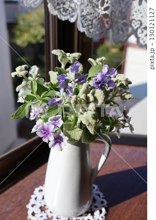 出窓に庭の花を生ける 出窓に庭の花を生ける 130121127