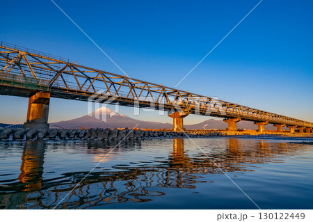 【静岡県】富士川鉄橋を渡る新幹線と富士山　夕景 130122449