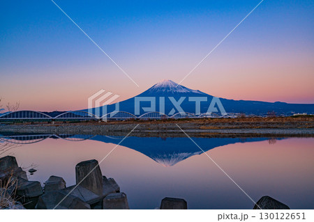 【静岡県】富士川水管橋越しに富士山　夕景 130122651