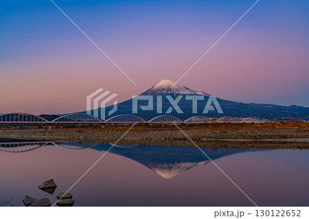 【静岡県】富士川水管橋越しに富士山　夕景 130122652