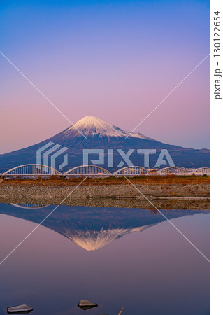 【静岡県】富士川水管橋越しに富士山 夕景 【静岡県】富士川水管橋越しに富士山 夕景 130122654