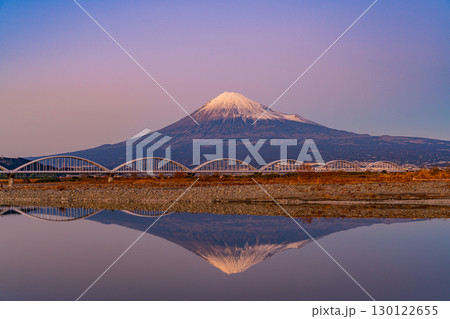 【静岡県】富士川水管橋越しに富士山　夕景 130122655