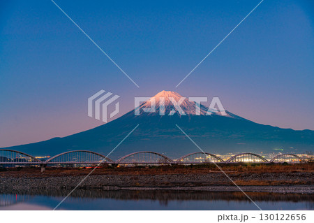 【静岡県】富士川水管橋越しに富士山 夕景 【静岡県】富士川水管橋越しに富士山 夕景 130122656