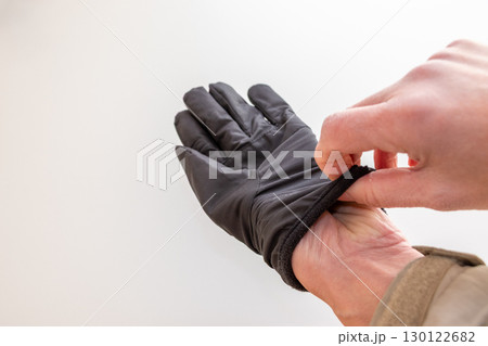 手袋を手にはめる 130122682