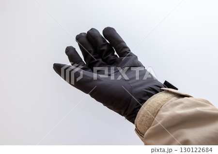 黒い手袋をはめた手 黒い手袋をはめた手 130122684