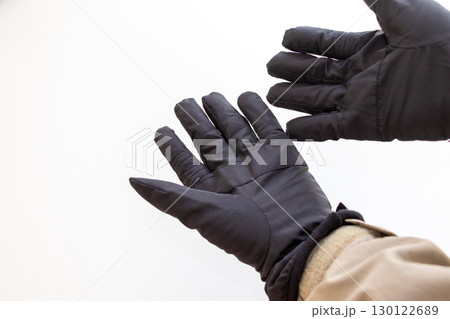 黒い手袋をはめた両手 黒い手袋をはめた両手 130122689