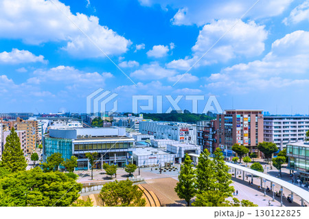 日本の横浜都市景観　地下鉄　センター南駅などを望む。左奥はセンター北駅＝令和7年8月24日 130122825