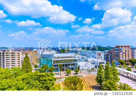 日本の横浜都市景観　地下鉄　センター南駅などを望む。中央左奥はセンター北駅＝令和7年8月24日 130122826