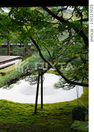 京都の寺院の庭園の風景 130123029