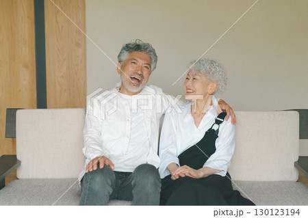 仲良しシニア夫婦 130123194