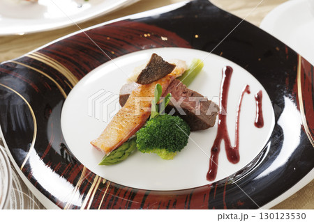 フレンチコースのメインビーフステーキ　 130123530