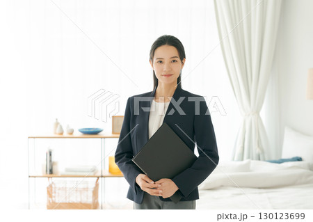 物件を案内する女性 130123699
