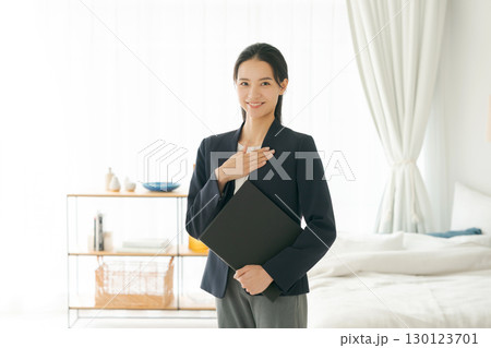 物件を案内する女性 130123701