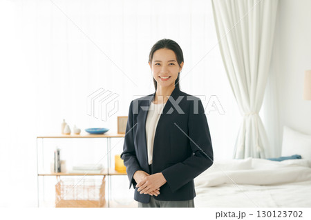 物件を案内する女性 物件を案内する女性 130123702