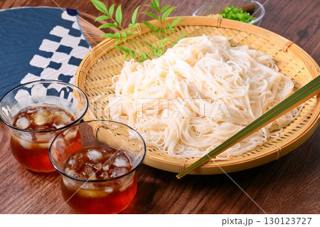 夏の冷たいそうめん、素麺、ソーメン、冷たい麺料理。 夏の冷たいそうめん、素麺、ソーメン、冷たい麺料理。 130123727