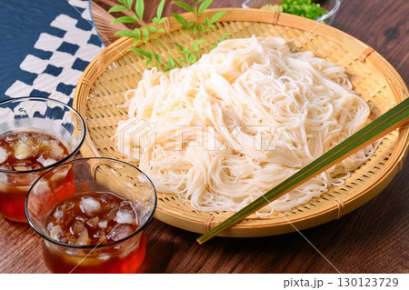 夏の冷たいそうめん、素麺、ソーメン、冷たい麺料理。 130123729