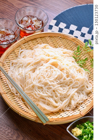 夏の冷たいそうめん、素麺、ソーメン、冷たい麺料理。 夏の冷たいそうめん、素麺、ソーメン、冷たい麺料理。 130123730