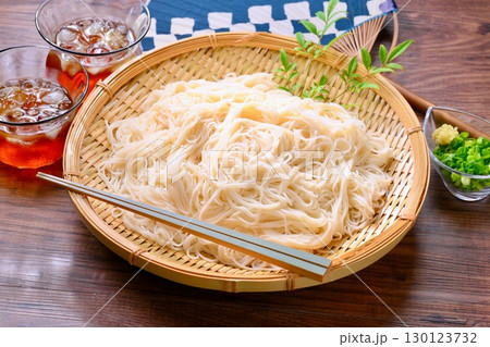 夏の冷たいそうめん、素麺、ソーメン、冷たい麺料理。 130123732