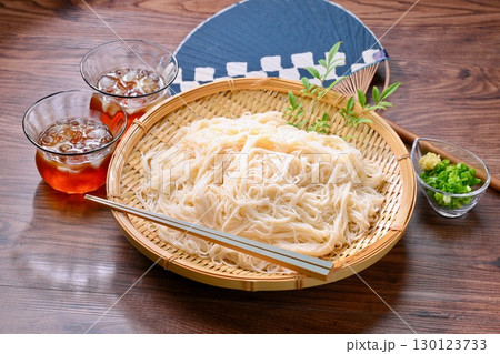 夏の冷たいそうめん、素麺、ソーメン、冷たい麺料理。 夏の冷たいそうめん、素麺、ソーメン、冷たい麺料理。 130123733