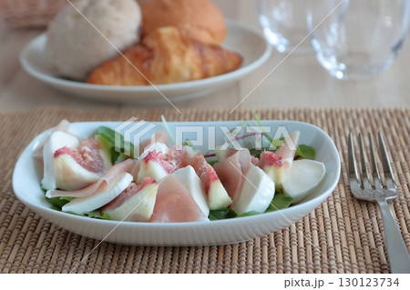 イチジクと生ハムとモッツァレラチーズのサラダ 130123734