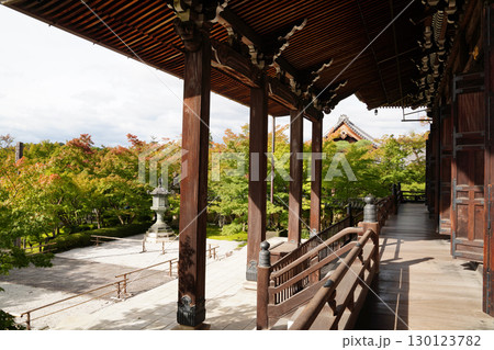 京都の寺院の庭園の風景 130123782