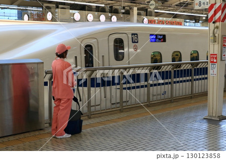新幹線の到着を待つ車内清掃員　 130123858