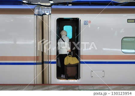 北陸新幹線に乗り込む乗客　東京駅の旅行客　新幹線のホーム 130123954