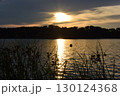ハート型の夕日と湖 130124368