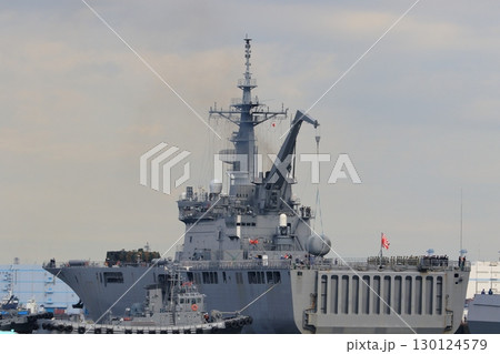 出港準備をする輸送艦おおすみ　海上自衛艦おおすみ 130124579