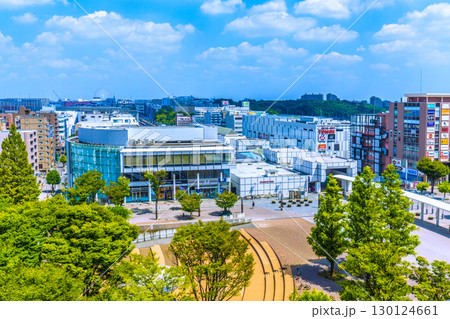 日本の横浜都市景観　地下鉄　センター南駅などを望む。中央左奥はセンター北駅＝令和7年8月24日 130124661