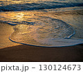 夕暮れの波打ち際 130124673