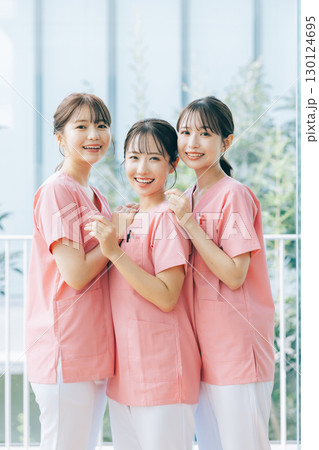 3人の女性看護師 130124695