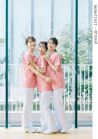 3人の女性看護師 130124696