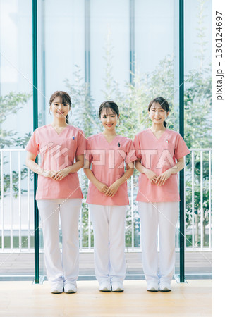 3人の女性看護師 130124697