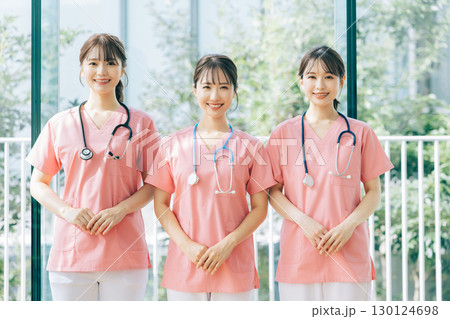 3人の女性看護師 3人の女性看護師 130124698