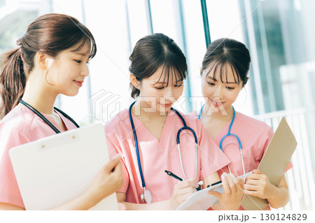 3人の女性看護師 130124829