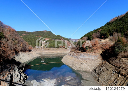 水位の下がったダム　渇水のダム 130124979