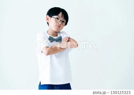 考える男の子のポートレート 考える男の子のポートレート 130125323