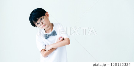 考える男の子のポートレート 考える男の子のポートレート 130125324