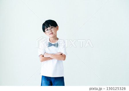 考える男の子のポートレート 考える男の子のポートレート 130125326