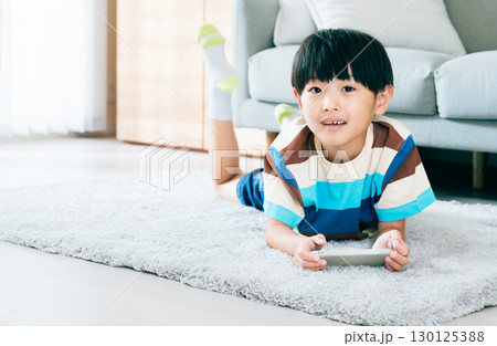 スマホで遊ぶ男の子 130125388