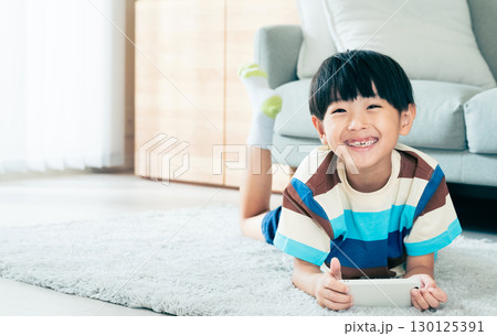 スマホで遊ぶ男の子 スマホで遊ぶ男の子 130125391