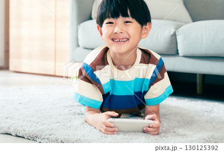 スマホで遊ぶ男の子 スマホで遊ぶ男の子 130125392