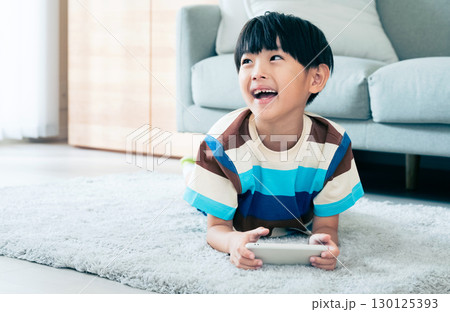 スマホで遊ぶ男の子 スマホで遊ぶ男の子 130125393