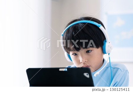 オンライン授業を受ける男の子 130125411