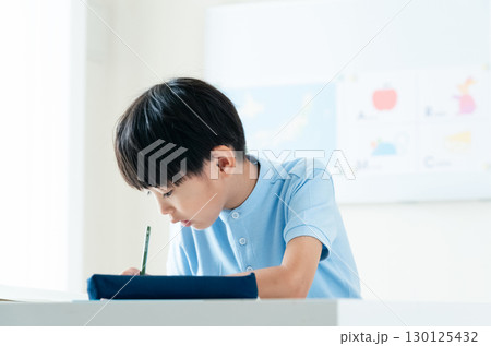 勉強する小学生の男の子 勉強する小学生の男の子 130125432