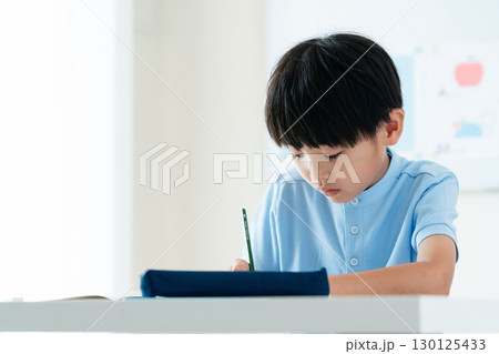 勉強する小学生の男の子 130125433